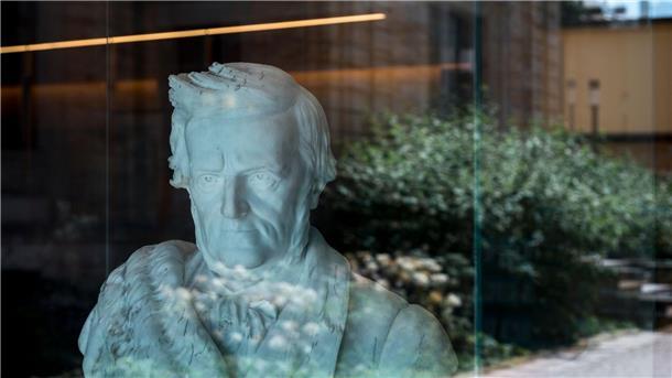 Geld für Wagners Briefe - Projekt kann weitergehen Im Richard Wagner Museum in Bayreuth steht eine Richard Wagner Büste.