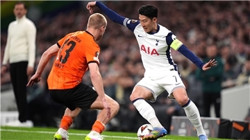 Im Rückspiel ist Stürmer Heung-Min Son (r) nicht dabei