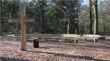 Im Ruheforst Lauenbrück gibt es auch einen Andachtsplatz mit Sitzgelegenheiten und Holzkreuz.