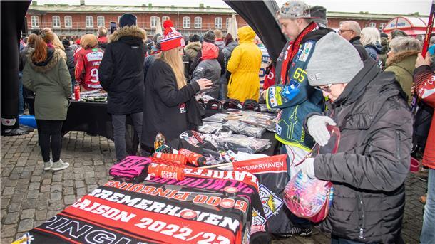 Sechs Spieler verlassen die Fischtown Pinguins - der Abschied in Bildern Im Schaufenster konnte man auch Fanartikel kaufen.
