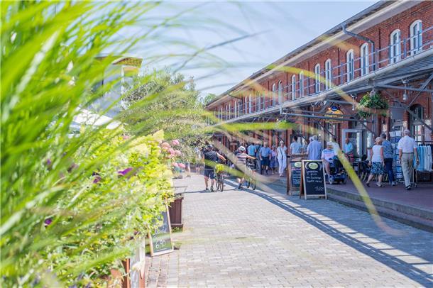 Im Schaufenster tummeln sich die Besucher bei besten Sommerwetter. 