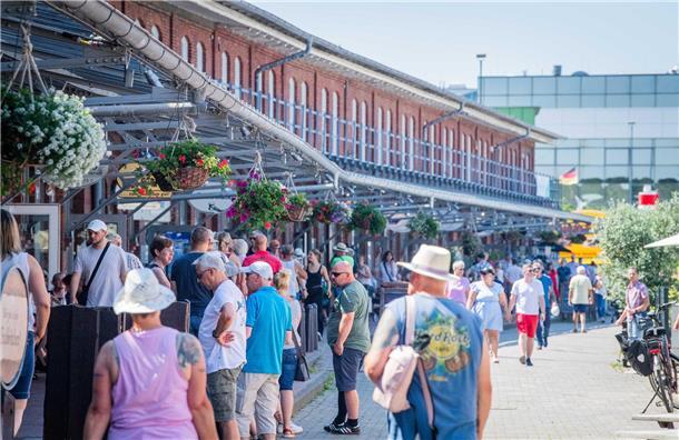 Im Schaufenster tummeln sich die Besucher bei besten Sommerwetter. 