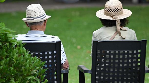 Mehr Rentner, höhere Ausgaben: Neue Zahlen zum Ruhestand Im Schnitt gab es im vergangenen Jahr 1.154 Euro Rente monatlich. (Illustration)