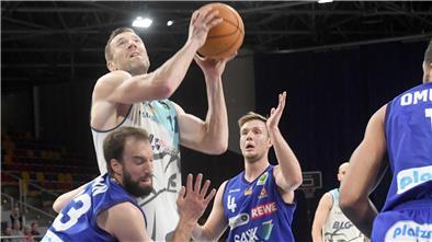 Eisbären-Kapitän Oehle: „Das ist den Spielern gegenüber unverantwortlich“ Im Schnitt steuert Robert Oehle (Zweiter von links) 12,6 Punkte und 7,4 Rebounds zum Erfolg der Eisbären bei. Der Kapitän weiß, worauf es in den Playoffs ankommt.