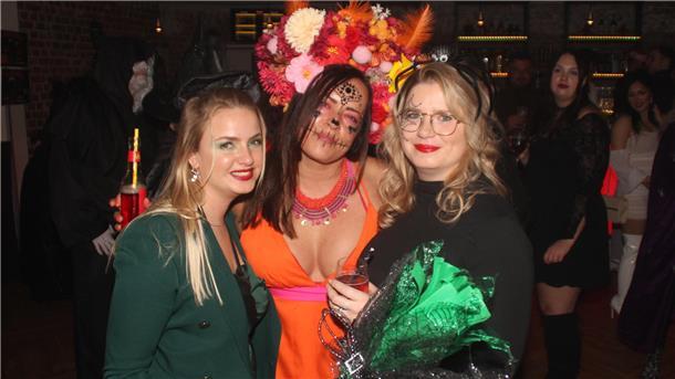 Drei Frauen in Halloween-Verkleidung im Apollo-Theater in Bremerhaven