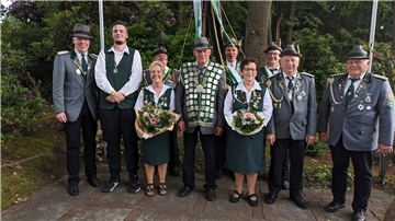 Im Schützenverein An der Höhne wurde am vergangenen Wochenende Schützenfest gefeiert. Präsident Marco Buck (links) präsentierte am Sonntag das neue Königshaus des Vereins.