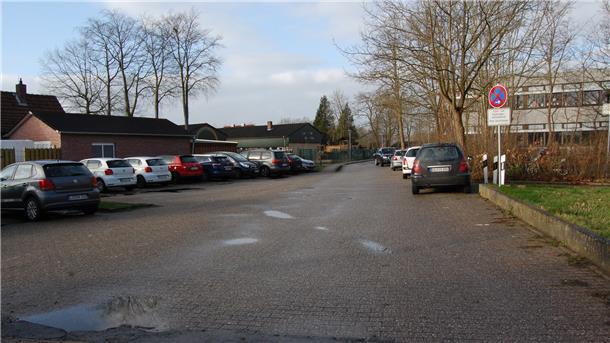 Im Schul- und Sportzentrum in Rodenkirchen sollen nun weitere Parkplätze geschaffen werden. Der Gemeinderat stimmte entsprechenden Anträgen zu.