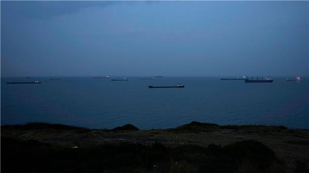 Krieg gegen die Ukraine: So ist die Lage Im Schwarzen Meer ankernde Frachtschiffe warten auf die Durchfahrt durch die Meerenge Bosporus.