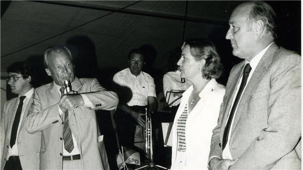 Im September 1981 trat der ehemalige Bundeskanzler und SPD-Parteivorsitzende Willy Brandt in Nordenham mit der Bundestagsabgeordneten Margitta Terborg in Nordenham auf. Mit dabei war der damalige Arbeitsminister Herbert Ehrenberg (rechts).