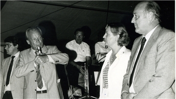 Im September 1981 trat der ehemalige Bundeskanzler und SPD-Parteivorsitzende Willy Brandt in Nordenham mit der Bundestagsabgeordneten Margitta Terborg in Nordenham auf. Mit dabei war der damalige Arbeitsminister Herbert Ehrenberg (rechts).