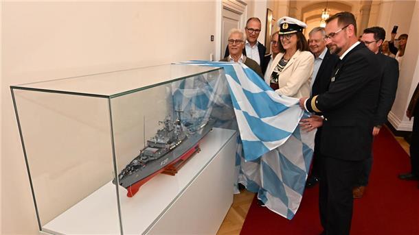 Sail-Auftakt auf der „Bayern“: Hier feiert der Bundespräsident heute Oktoberfest Im September 2023 enthüllt die bayerische Landtagspräsidentin Ilse Aigner ein Modell der Fregatte „Bayern“.