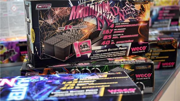Feuerwerk trotz höherer Preise „beliebt wie nie“ Im Showroom der Feuerwerksfirma Weco liegen Silvester-Raketen und -feuerwerk.