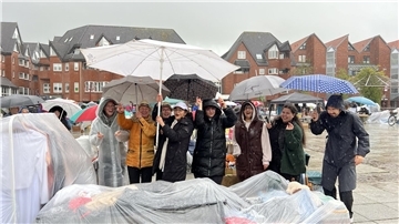 Frauen singen im Regen
