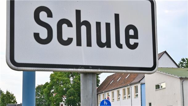 Nach rechtsextremen Vorfällen in Burg: Weitere Lehrerin geht Im Sommer wird eine weitere Lehrerin die Schule in Burg verlassen.