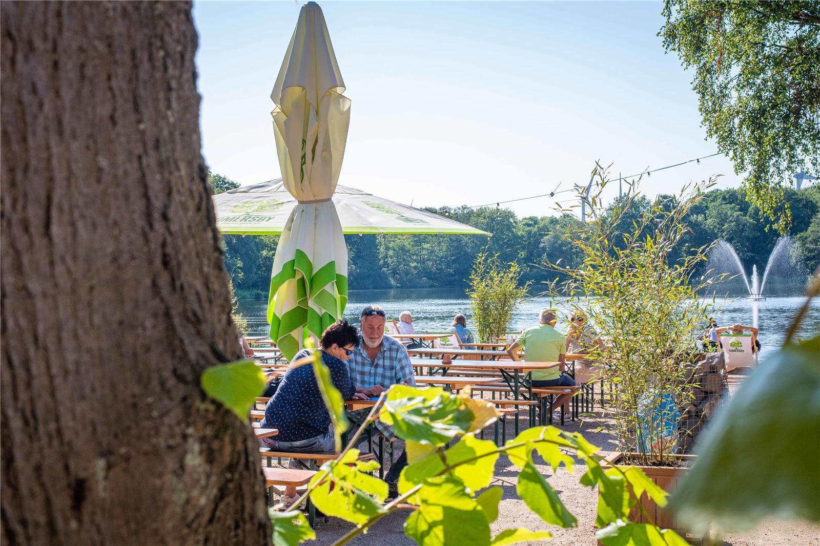 Im Speckenbütteler Park bieten gleich zwei Biergärten die Chance, im Schatten de...