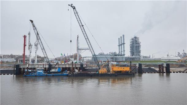 Schwimmendes LNG-Terminal in Stade angekommen Im Stader Energiehafen ist das Terminal in Betrieb genommen worden.