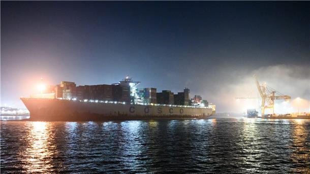 Das Containerschiff "Cosco Pride" dreht auf der Elbe vor dem Anlegemanöver am Container-Terminal Tollerort im Morgennebel. 