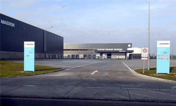 Zufahrtsstraße zu Lagerhallen.
