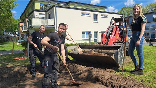 Im Tajenfeld hebt die Landjugend Sievern Erde an der Seniorenwohnanlage aus, um eine kleine Fläche für einen Pavillon zu pflastern. 