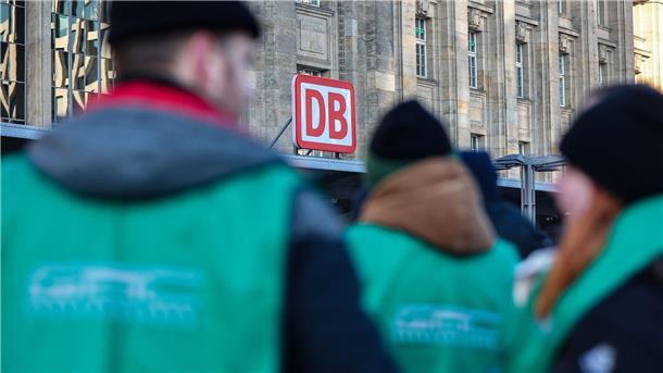 Lokführer bestreiken die Bahn sechs Tage lang Im Tarifkonflikt ist der GDL eine Arbeitszeitreduzierung für Schichtarbeiter besonders wichtig: von 38 auf 35 Stunden pro Woche bei vollem Lohnausgleich. Die Forderung hält die Bahn für unerfüllbar.