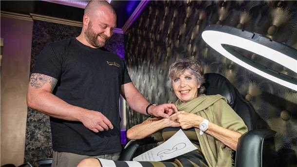 Claudia Marhenke-Maybaum will sich im Tattoo-Studio von Hendrik Henning das Organspende-Tattoo stechen lassen.
