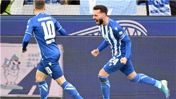 Im Test gegen Rijeka entschied Fabian Schleusener (r) die Partie mit seinem Tor.