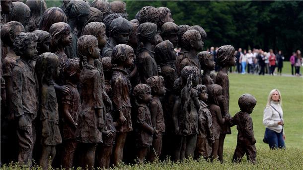 Im tschechischen Dorf Lidice erinnert dieses Mahnmal an ein Massaker durch deutsche Soldaten im Juni 1942. Deusche Truppen hatten zuvor als Vergeltung 192 Männer und Jungen hingerichtet. Hunderte Kinder kamen ins Konzentrationslager. 