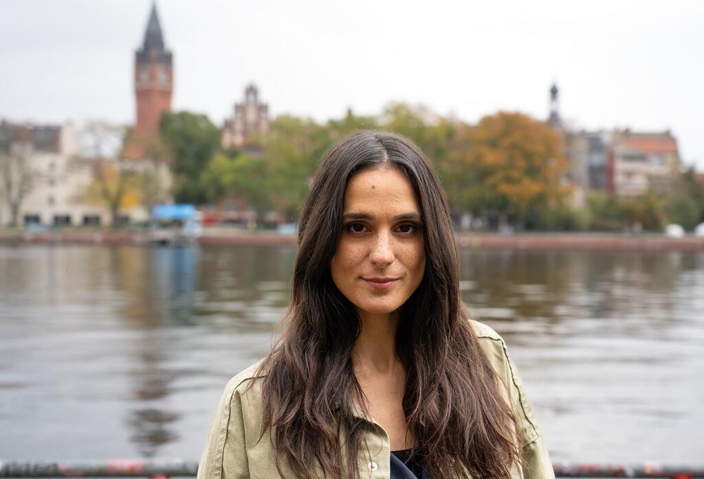 Tod einer Überlebenden: Neue Staffel „Jenseits der Spree“ Im TV ist es ihr Revier: Schauspielerin Aybi Era vor dem Spreeufer.