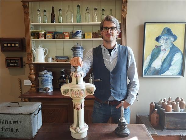 Im über 120 Jahre alten Kneipenambiente hat Dr. Lars Kröger ein gemütliches Besprechungszimmer eingerichtet.