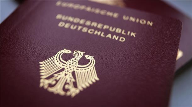 Schneller zum deutschen Pass? Im vergangenen Jahr beantragten rund 168.500 Menschen die deutsche Staatsangehörigkeit - und damit laut Innenministerium gerade einmal 3,1 Prozent der Ausländer, die seit mindestens zehn Jahren hier leben.