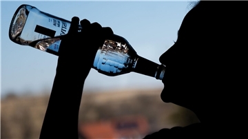 Im vergangenen Jahr ist die Zahl der Kinder und Jugendlichen in Niedersachsen, die wegen Alkoholmissbrauchs in eine Klinik kamen, nach einer DAK-Auswertung deutlich gesunken. (Symbolbild) 