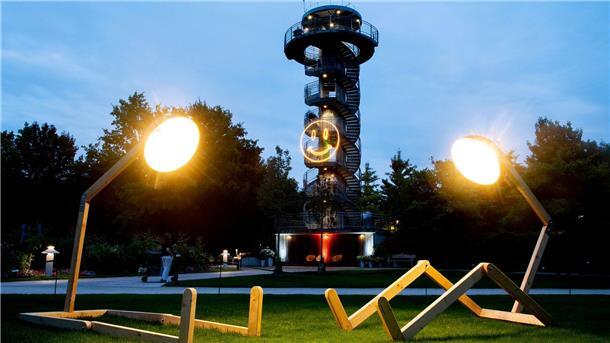 Park der Gärten lockt mit „Lichtzauber“ an Spätsommerabenden Im vergangenen Jahr kamen nach Park-Angaben rund 50.000 Besucher, um die Lichtkunst an Sommerabenden zu sehen.