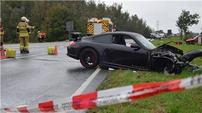 ein stark beschädigtes Auto ist von der Straße abgekommen