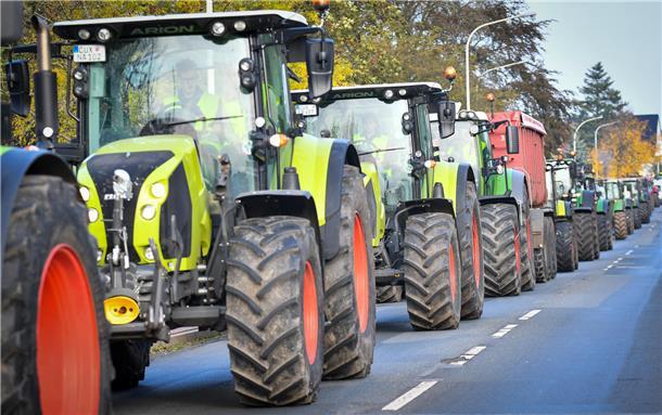 Wie die Bauernproteste neue Formen annahmen: Eindrücke von der Blockade der A27 Im vergangenen Winter rollten sie wieder durch den Kreis Cuxhaven: die Trecker. Bundesweit machten die Bauern massiv Front gegen die Pläne der Ampel-Koalition, den Agrardiesel zu streichen. Foto Scheschonka