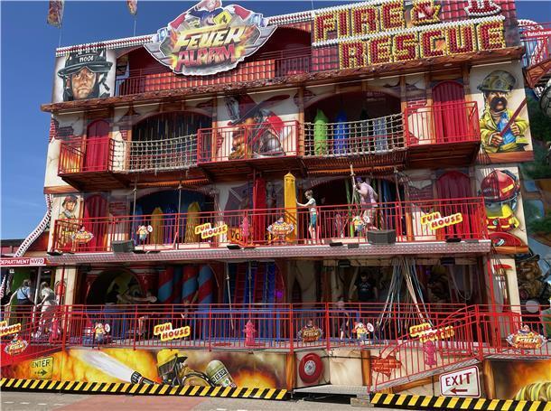 Spaß und Adrenalin: Das bietet der Jahrmarkt in der Nordenhamer Innenstadt Im vierstöckigen Fun-Haus "Feueralarm" lässt sich jede Menge Spaß entdecken.