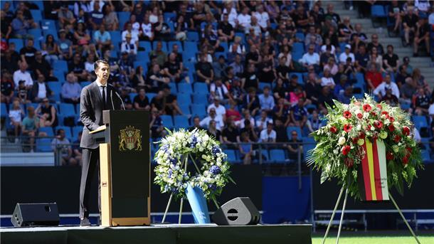 Im Volksparkstadion fand die Trauerfeier für „Uns Uwe“ Seeler statt. Hier hält HSV-Vorstandsmitglied Jonas Boldt seine Trauerrede. 