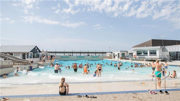 Viele Menschen in einem Freibad