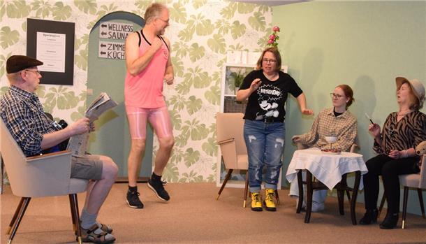 Im Wellness-Hotel kommt es zu amüsanten Verwicklungen. Die Darsteller Hans-Peter Oetjen, Johannes Heins, Maike Czekalla, Lisa-Marie Kruse und Christiane Kruse (von links) haben bei den Proben ihren Spaß.  