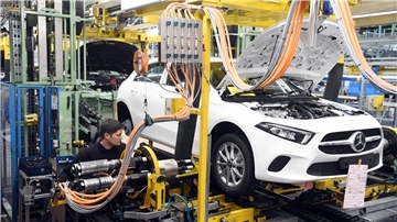 Im Werk Rastatt von Mercedes-Benz wird die A-Klasse gebaut - noch. In Bremen ist es bisher die C-Klasse, auch hier sollen künftig E-Fahrzeuge vom Band rollen.