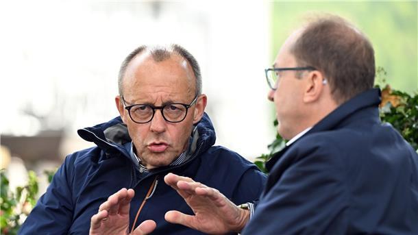 Das große Bundes-Bibbern Im Winterwahlkampf muss man schon mal den Mantelkragen hochklappen - so wie es hier Friedrich Merz im Gespräch mit Alexander Dobrindt (CSU) tut.