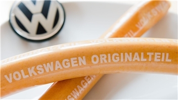 Im Wolfsburger Vorstandshochhaus steht die VW-Currywurst bald wieder auf dem Speiseplan.