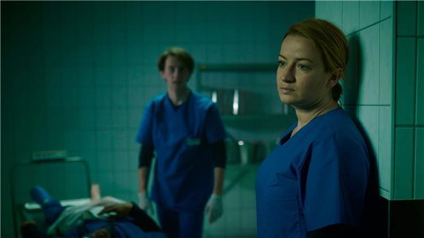 Geiselnahme in der Gerichtsmedizin - „Theresa Wolff - Lost“ Im ZDF-Krimi „Theresa Wolff - Lost“ steckt Nina Gummich (rechts) als Gerichtsmedizinerin Theresa Wolff in einer gefährlichen Lage: Sie und ihre Kollegen wegen als Geiseln genommen.
