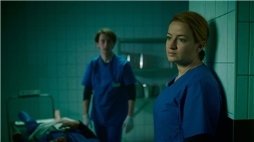 Im ZDF-Krimi „Theresa Wolff - Lost“ steckt Nina Gummich (rechts) als Gerichtsmedizinerin Theresa Wolff in einer gefährlichen Lage: Sie und ihre Kollegen wegen als Geiseln genommen. 