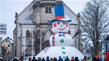 Im Zentrum von Bischofsgrün thront ein riesiger Schneemann. Traditionell wird er am Freitag vor Fasching aufgebaut.
