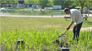 Im Zevener Naturbad könnte in zwei Wochen problemlos der Betrieb starten, wenn klar wäre, welche coronabedingten Auflagen das Land dafür erteilt. Mitarbeiter wie Mark Appelius (Bild) sorgen seit Wochen dafür, dass die Anlage in Schuss ist.
