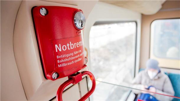 Im Zug kann die Notbremse von Passagieren gezogen werden, in der Corona-Politik wird dieses Sprachbild nun verwendet, um gewisse Regelungen ab einer Inzidenz von 100 zusammenzufassen.