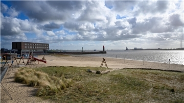 Strand am Flussufer. 