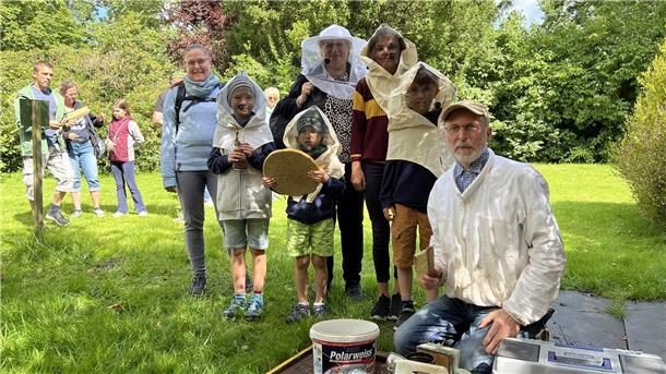 Das Foto zeigt Besucher mit Kopfbedeckung. 