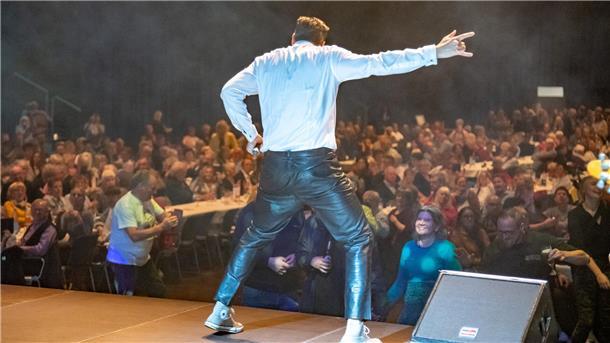 Sängerwettstreit „Seebeck am Markt“ wird zur großen Show Immer am 3. Oktober: In der Stadthalle trifft man sich zu Frühschoppen und Sängerwettstreit unter dem Motto „Seebeck am Markt". David Malone gewann 2022 sowohl den Publikums- als auch den Jurypreis.