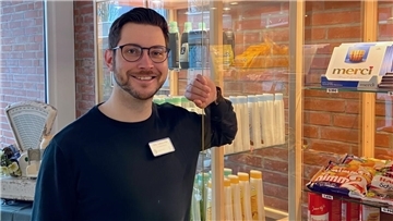 Immer dienstags tauscht Nils Leßmeister sein Leitungsbüro für eine Stunde gegen den kleinen Kiosk im Eingangsbereich.